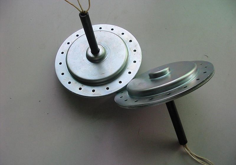 磁盤式三相發(fā)電機(jī)星連接有四個(gè)終端，如何連接整流器橋？